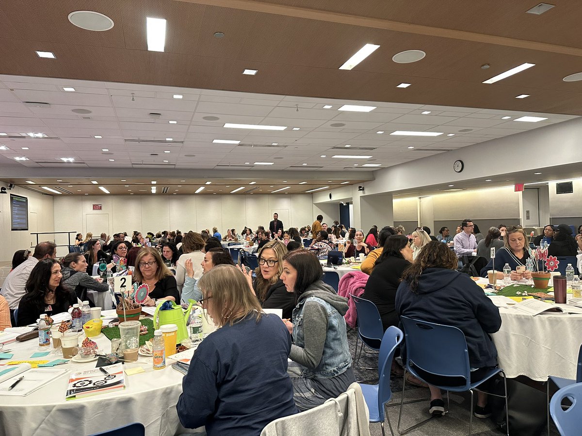 bloomberg_paul's tweet photo. Honored to partner with the @UFT teacher center today! Launching 🚀 🚀 🚀https://t.co/qrAdTuDsjY wirh coaches across the @NYCSchools w/ @mmcdowell13 🕺🕺🕺 https://t.co/6M6HJ2yANK