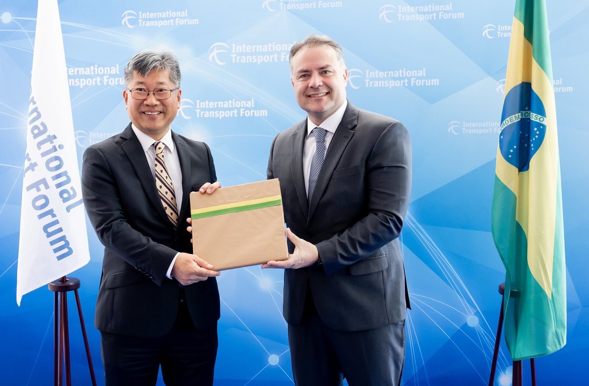 É oficial! O Brasil é membro permanente do Fórum Internacional de Transportes (ITF). O ministro <a href="/RenanFilho_/">Renan Filho</a> esteve na solenidade, realizada na Alemanha. Agora, o país poderá participar ativamente da discussão/elaboração de políticas que aprimorem os transportes em todo o mundo.
