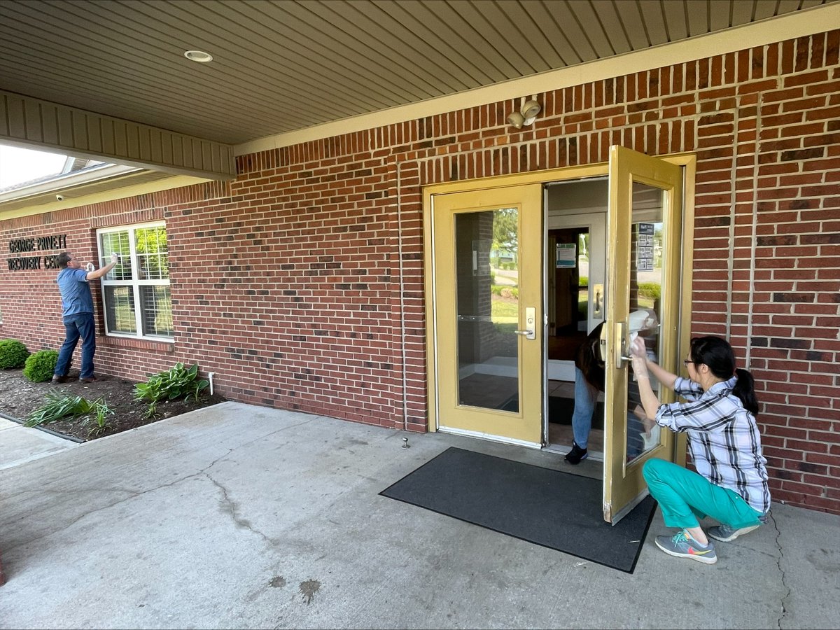 HopeCenterLex's tweet photo. Thank you to Dean Dorton for spending
their annual day of service with us! They were a big help and we appreciate their dedication to service!

#LexGiveHope https://t.co/vGnHvOvFFJ