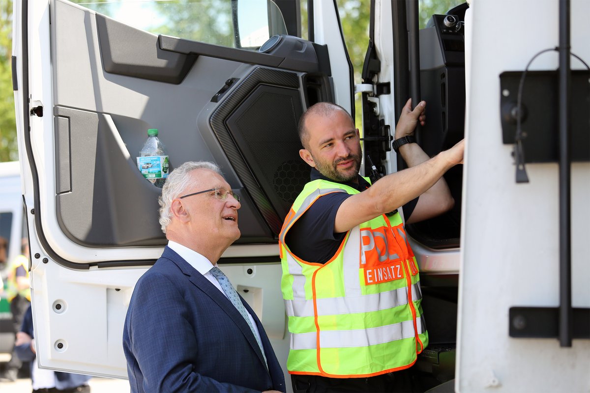 BayStMI's tweet photo. Im Rahmen des Kontrollmonats fand von 8.-14. Mai eine #Schwerverkehrskontrollaktion des @roadpol_eu statt. 🚚
Innenminister #Herrmanns Zwischenbilanz: „Immer wieder gehen Lkw-Fahrer ins Netz, die eklatant gegen die Vorschriften verstoßen und damit sich und andere gefährden.“ 📊 https://t.co/SGYV0HwKHz