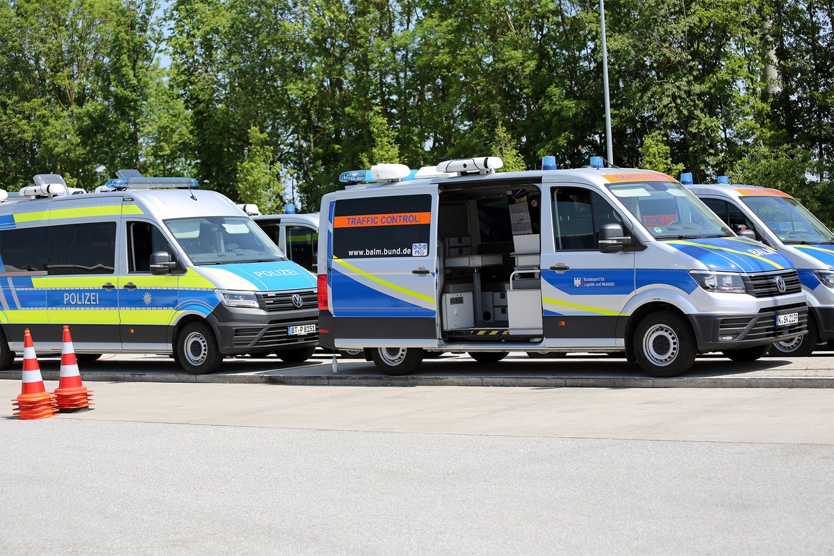 BayStMI's tweet photo. Im Rahmen des Kontrollmonats fand von 8.-14. Mai eine #Schwerverkehrskontrollaktion des @roadpol_eu statt. 🚚
Innenminister #Herrmanns Zwischenbilanz: „Immer wieder gehen Lkw-Fahrer ins Netz, die eklatant gegen die Vorschriften verstoßen und damit sich und andere gefährden.“ 📊 https://t.co/SGYV0HwKHz