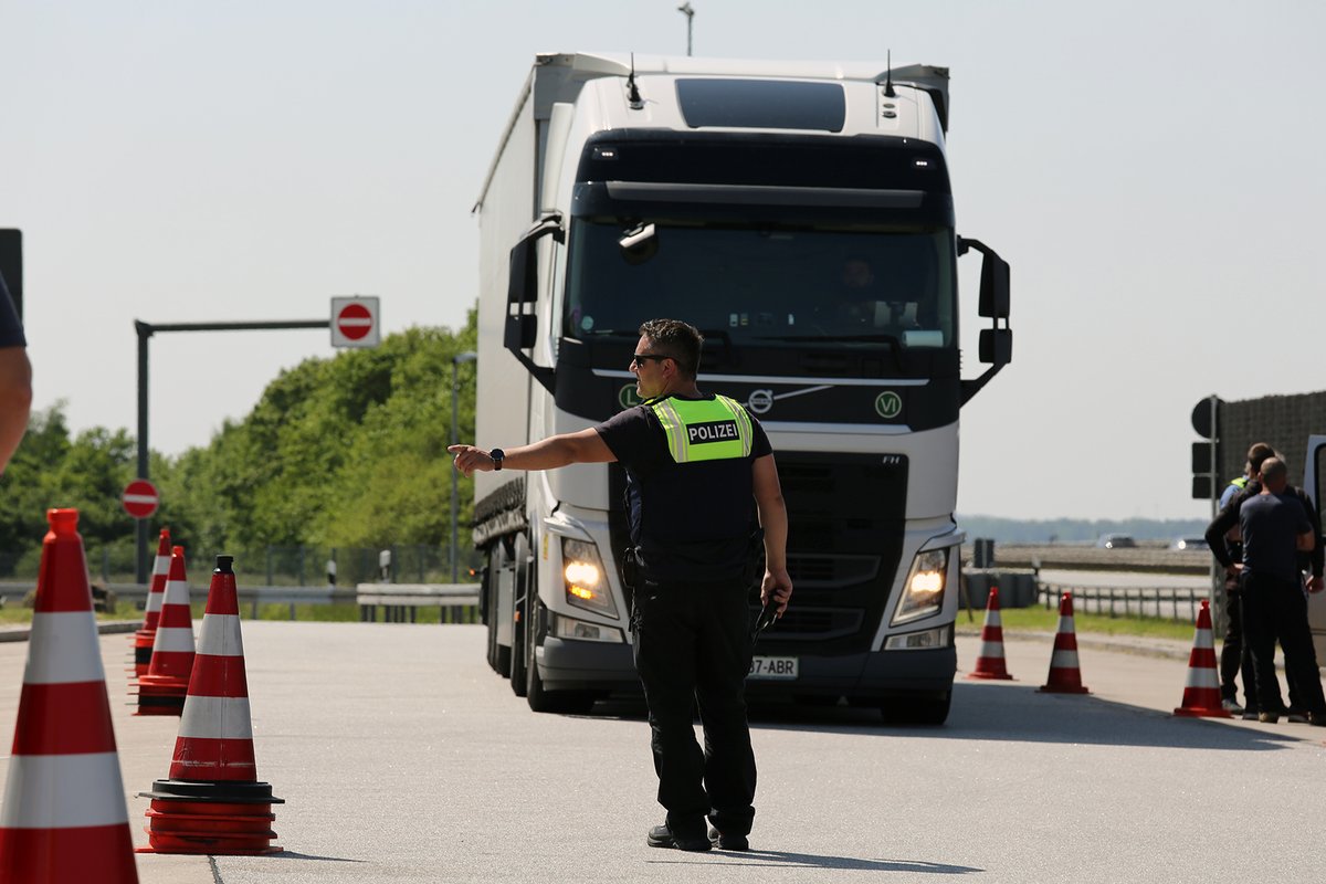 BayStMI's tweet photo. Im Rahmen des Kontrollmonats fand von 8.-14. Mai eine #Schwerverkehrskontrollaktion des @roadpol_eu statt. 🚚
Innenminister #Herrmanns Zwischenbilanz: „Immer wieder gehen Lkw-Fahrer ins Netz, die eklatant gegen die Vorschriften verstoßen und damit sich und andere gefährden.“ 📊 https://t.co/SGYV0HwKHz