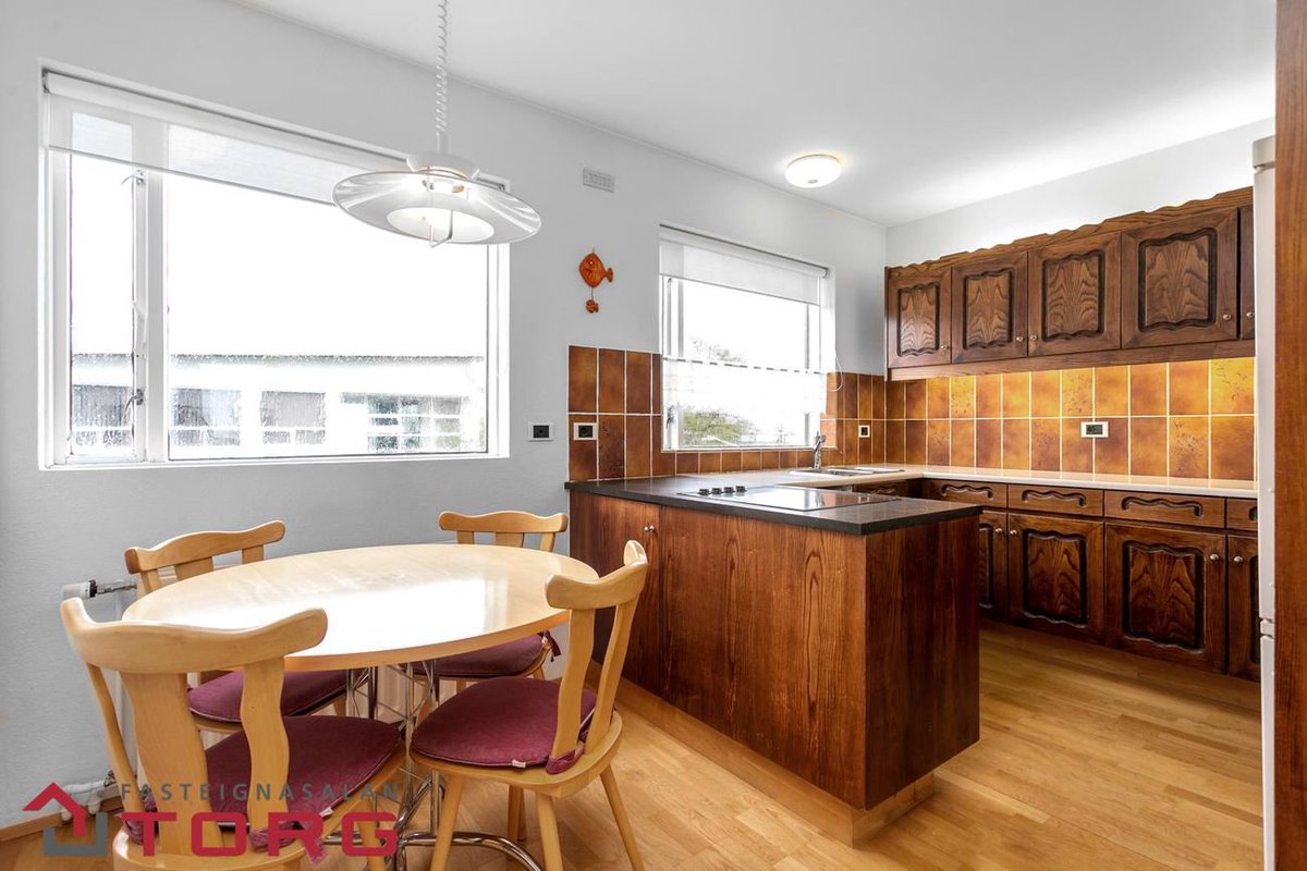 Sá þetta hús til sölu í Kópavogi á 108m, hér eru kastalar sem eru svipaðir7ódýrari en þetta hús 🧵