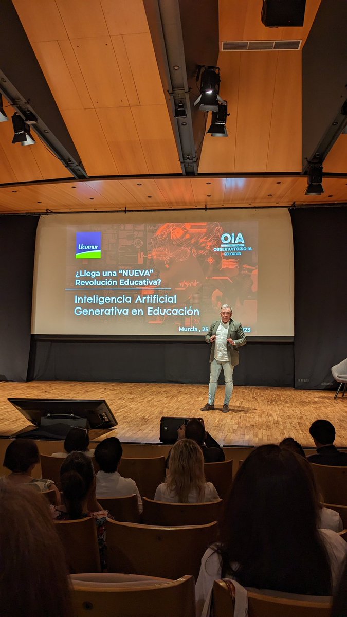 Muy inspirador como siempre @JNavalpotroB en las jornadas sobre #InteligenciaArtificial gracias a @ucomur Retos apasionantes que harán que l@s buen@s maestr@s sean MEJORES maestr@s. Frasecica de las que me gustan #losmejorestienenqueserdocentes