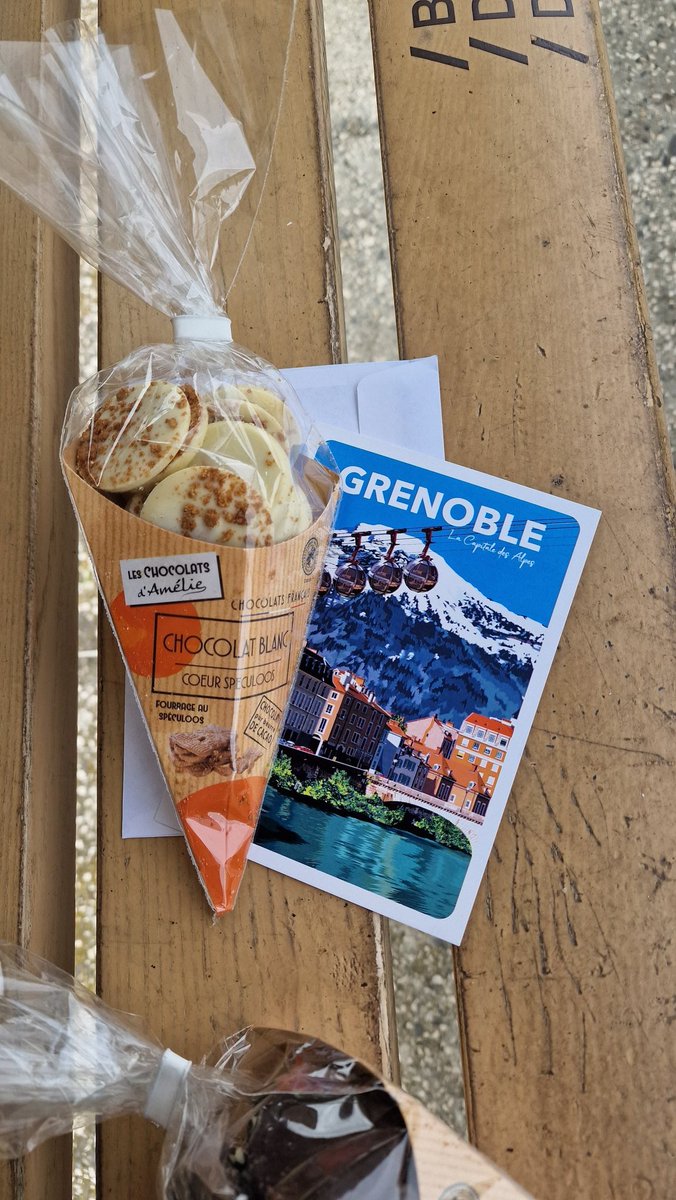 Última vez esperando el tranvía en la parada de la Berlioz y llorando como una magdalena 🥹😊