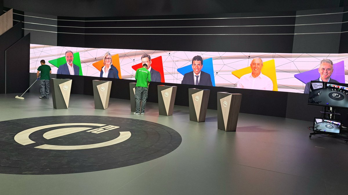 Traient-li llustre al piset, que d'ací a uns moments arriben els convidats al #DebatÀPunt. Amb un escenari tan ajustat com dibuixen les enquestes, les #EleccionsÀPunt es juguen esta nit a esta casa. A les 21.30 hores, per la ràdio, la tele i el web d'<a href="/apunt_media/">À Punt</a>