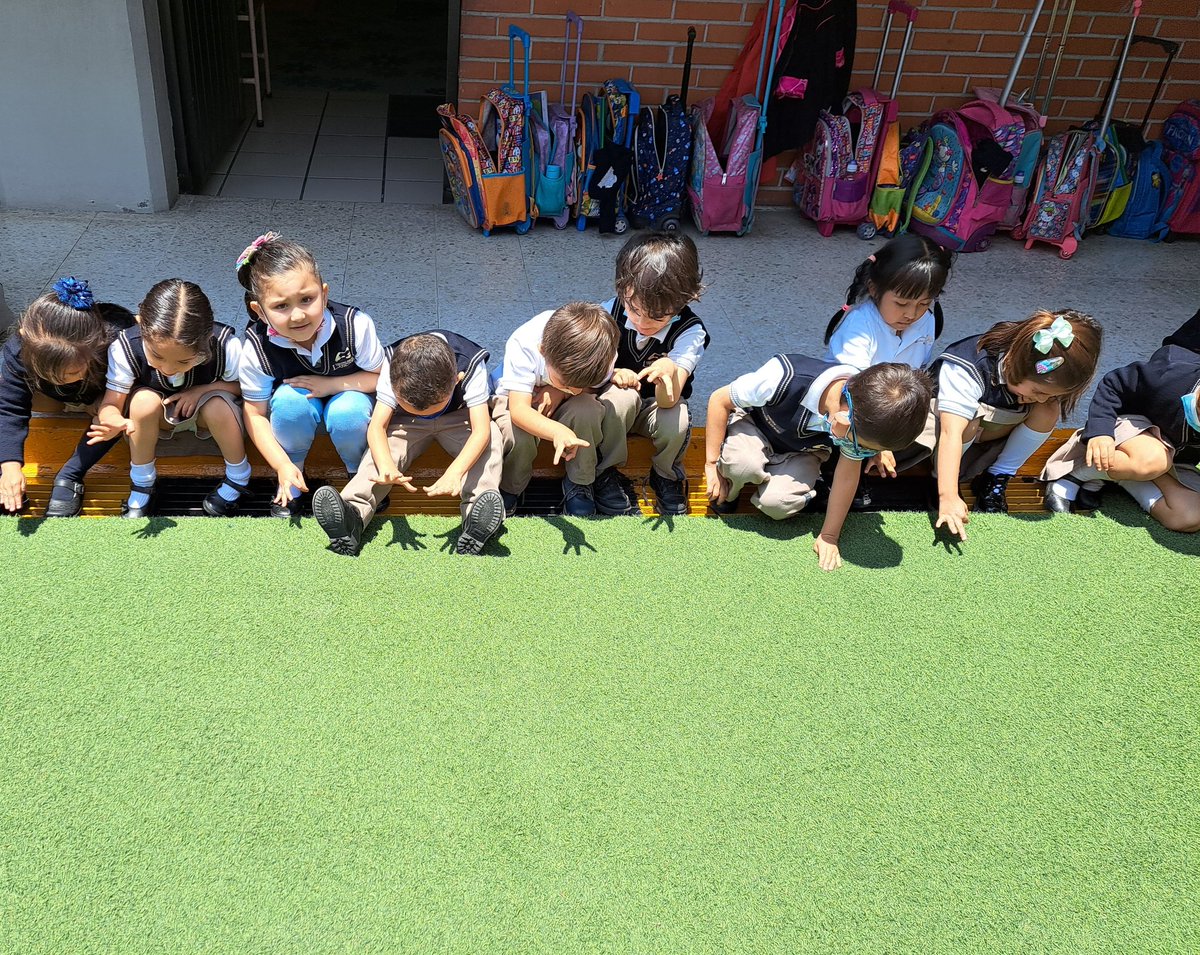 TeacherEliCF's tweet photo. Playing with shadows

@preeslancaster https://t.co/x0xup6KeLb