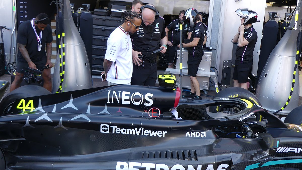 #F1: Lewis Hamilton takes a closer look of his updated Mercedes W14. #MonacoGP, #AMuS