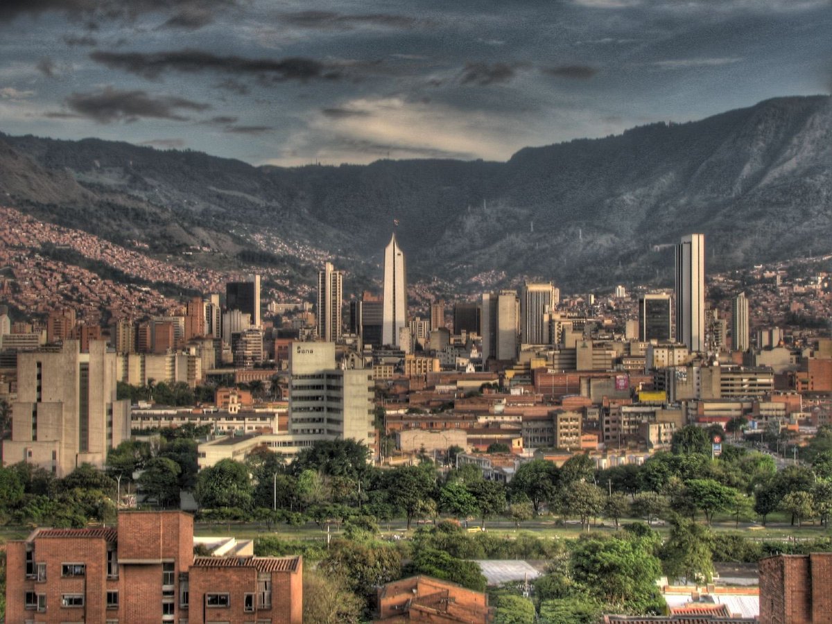 Looking for alternatives to policing? So was the mayor of Medellin. In 2018, we worked with his govt to choose 80 neighborhoods. In half, the city intensified civilian staff and problem-solving 10-fold, for 2 years. The results were... unexpected. Paper: osf.io/preprints/soca…