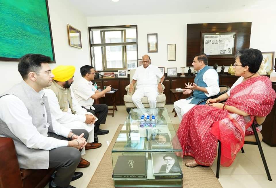 anjali_damania's tweet photo. 2012 साली 'इंडिया अगेन्स्ट करपशन ' म्हणजेच भ्रष्टाचाराविरुद्ध जनआंदोलनाची सुरुवात झाली.  

माझ्यासारख्या असंख्य लोकांनी आपले तन मन धन वाहून स्वतःला ह्यात झोकून दिलं. कित्येक कार्यकर्त्यांनी आपली करियरची वाट लावून देश भ्रष्टाचार मुक्त व्हावा म्हणुन  लढले.  

पण तेच अरविंद केजरीवाल आज शरद पवार, अजित पवार, सुनिल तटकरे, प्रफुल्ल पटेल, छगन भुजबळ व उद्धव ठाकरे ह्या सारख्या लोकांबरोबर बघून तळ पायाची आग मस्तकाला गेली.  

अशा गलिच्छ व संधीसाधू राजकारणापासून मी दूर आहे आणि मरे पर्यंत राहीन.  आपल्या तत्त्वांना जपून.