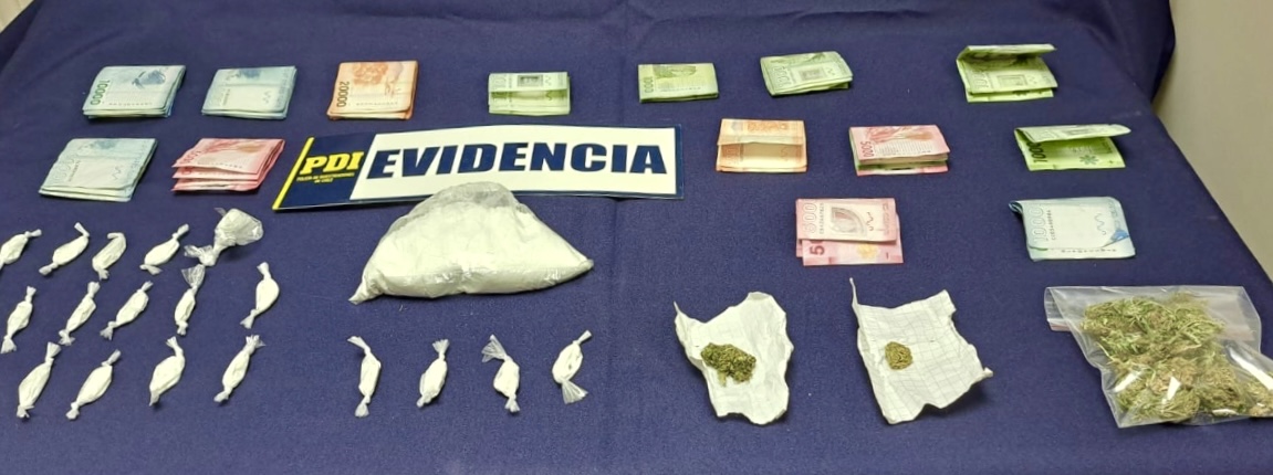 PDI_Ohiggins's tweet image. Equipo #MicrotráficoCero #Rengo detuvo a dos mujeres y un hombre tras procedimiento en la localidad de #Pelequén, comuna de #Malloa.

En el operativo policial fueron encontrados 160,18 grs. de clorhidrato de cocaína, 13,37 grs. de cannabis y dienero en efectivo.

#90añosPDI