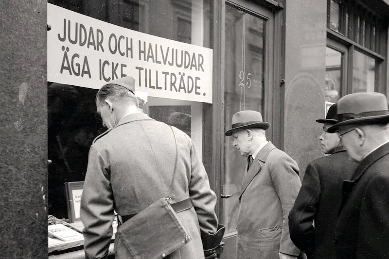 ars_gravitatis's tweet photo. Den här bilden, som visar nazisten Einar Åbergs bokaffär i centrala Stockholm 1941, används ofta av dem som vill hävda att antisemitismen var extremt utbredd i Sverige under denna tid samt att S sympatiserade med Hitler. Vad de aldrig berättar är att bilden bedrar. https://t.co/LLsyKdGbjH