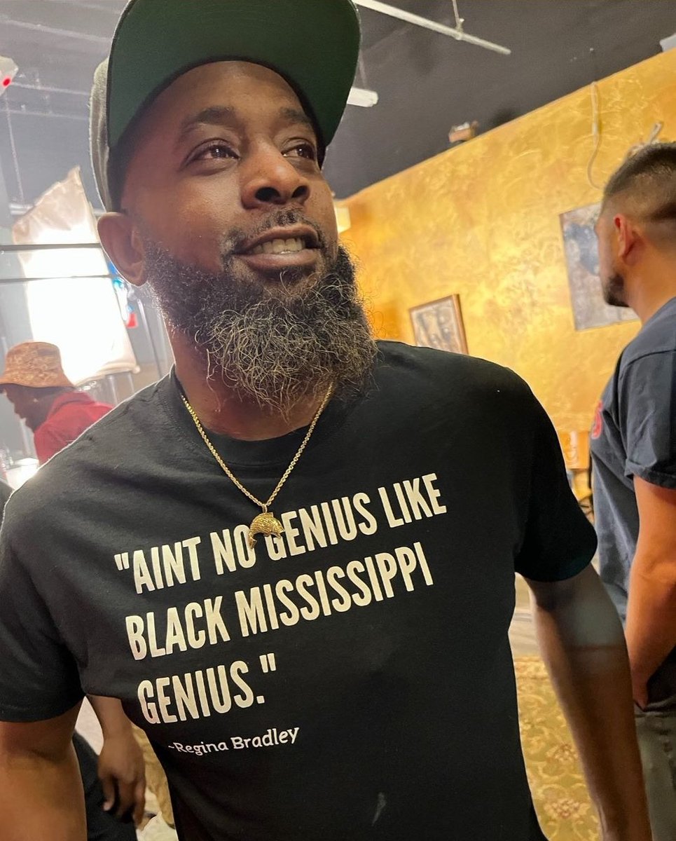 Kamikaze601's tweet photo. Shouts out to my dawg @KarlousM for rocking the #KundiCollection brand. Cuz it AINT no genius like Black Mississippi Genius. 
Get yours: https://t.co/ML0TIYfJQk https://t.co/b0ZdOPbDrL