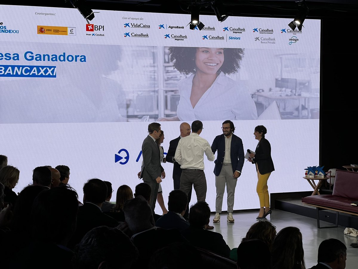 ¡Ya tenemos a las ganadoras!
Ana Díez @caixabank José Bayón @enisa, Luis Palomero @zone2boost y Javier Garrido @caixabank dan el premio a la ganadora de #RetoBancaXXI. 🎉

#PremiosEmprendeXXI #DayOneInnovationSummit