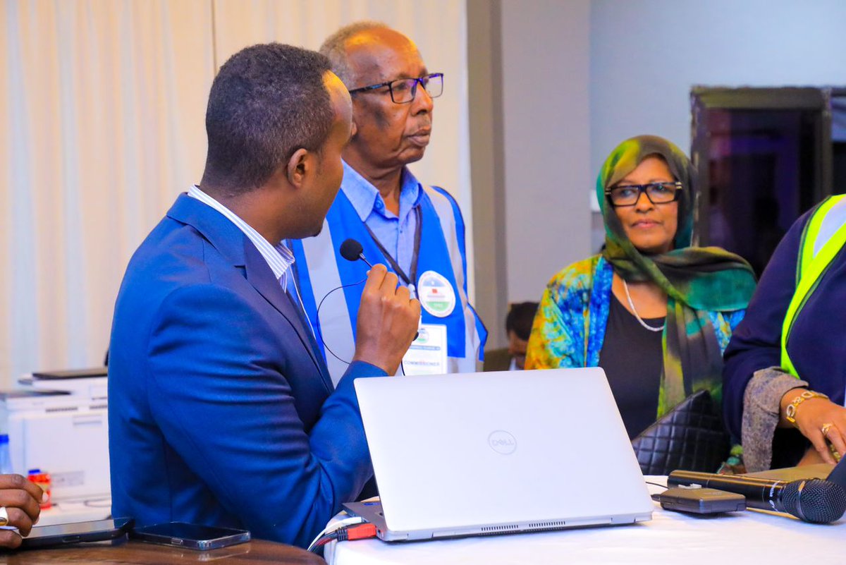 Punsaa_PL's tweet photo. .@Abdirahmansom, the chairman of PUNSAA, Halimo Ismail, the chairperson of @GIECGalmudug, Abdinur Mohamed, the spokesperson of @TPECPuntland, and @BihiHanaf, the head of @InterpeaceTweet #Puntland, have jointly addressed the stakeholders who are not present at the polling places. https://t.co/S9wUAZ7RMM