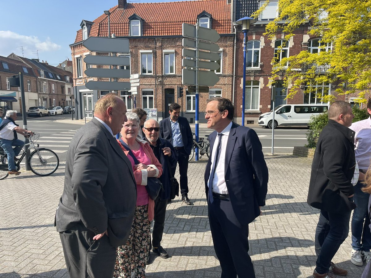 DAUBRESSE_MP's tweet photo. Présent ce soir à la cérémonie de lancement du chantier de rénovation de l'éclairage public d’Haubourdin à l’invitation de P. Beharelle et des élus de la ville. Le maire y a présenté les objectifs d’économies d’énergies avec l’installation de leds sur tout le territoire communal. https://t.co/hUvz8LWZle