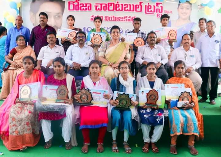 Anithareddyatp's tweet photo. SSC 2022-23 సంవత్సరంలో మెరిట్ సాధించిన ఆణిముత్యాలు ప్రభుత్వ పాఠశాల విధ్యార్థులకి ``రోజా చారిటబుల్ ట్రస్ట్`` ఆధ్వర్యంలో మంత్రి రోజా గారు పురస్కారాలు ప్రధానం చేశారు.
@RojaSelvamaniRK
#JaganannaAnimuthyalu
#StateBrillianceAwards
#AndhraSSC #SSCtoppers #GovtSchool #apgovtschool https://t.co/wiAIqWJ2G0