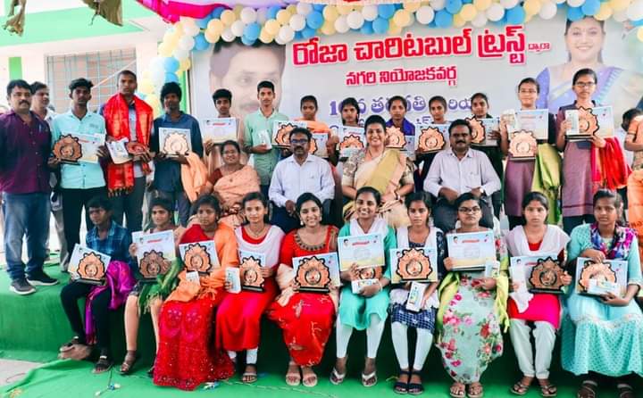 Anithareddyatp's tweet photo. SSC 2022-23 సంవత్సరంలో మెరిట్ సాధించిన ఆణిముత్యాలు ప్రభుత్వ పాఠశాల విధ్యార్థులకి ``రోజా చారిటబుల్ ట్రస్ట్`` ఆధ్వర్యంలో మంత్రి రోజా గారు పురస్కారాలు ప్రధానం చేశారు.
@RojaSelvamaniRK
#JaganannaAnimuthyalu
#StateBrillianceAwards
#AndhraSSC #SSCtoppers #GovtSchool #apgovtschool https://t.co/wiAIqWJ2G0