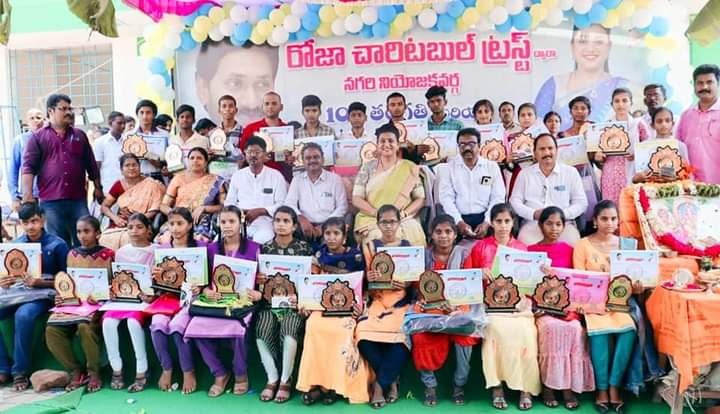 Anithareddyatp's tweet photo. SSC 2022-23 సంవత్సరంలో మెరిట్ సాధించిన ఆణిముత్యాలు ప్రభుత్వ పాఠశాల విధ్యార్థులకి ``రోజా చారిటబుల్ ట్రస్ట్`` ఆధ్వర్యంలో మంత్రి రోజా గారు పురస్కారాలు ప్రధానం చేశారు.
@RojaSelvamaniRK
#JaganannaAnimuthyalu
#StateBrillianceAwards
#AndhraSSC #SSCtoppers #GovtSchool #apgovtschool https://t.co/wiAIqWJ2G0
