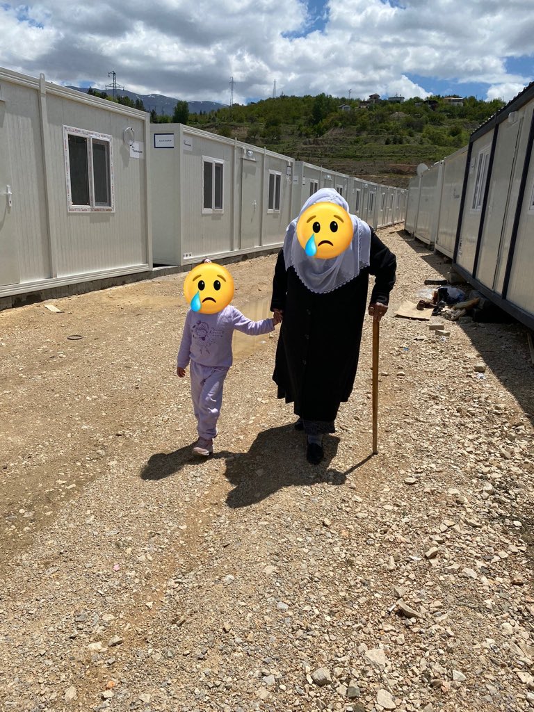 ayseguldurugl's tweet photo. Depremde bazı canlarımızı, evimizi, eşyalarımızı, işimizi, herşeyimizi kaybettik. 4 yaşındaki kızımla konteynerde 4 aile yaşamaya çalışıyoruz. Lütfen göreve erken başlatın. Önümüzdeki bayram bizde bayram yapalım.

@RTErdogan 
@EmineErdogan 

#45BinÖğretmeneErkenKararname https://t.co/9V4w6gy3oi
