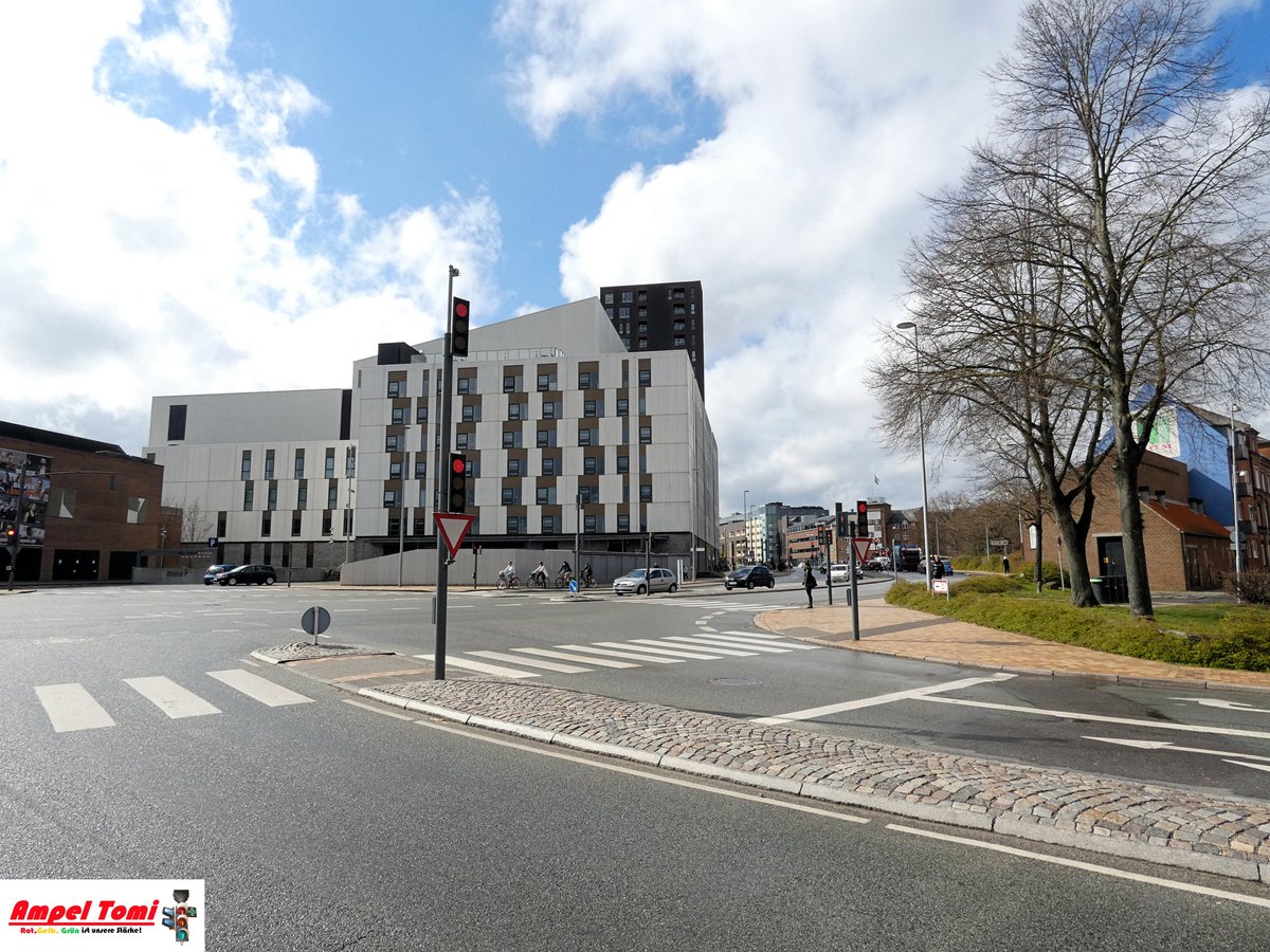 AmpelTomiDe's tweet photo. LSA Odense, "Hans Mules Gade/ Østergade"
Mehr auf https://t.co/pmocAdqsrT 🚦
#ampel #lichtsignalanlage #trafficlight #verkeerslicht #trafiklys #trafikljus #trafikklys #liikennevalo #sygnalizacjaświetlna #feudecirculation #tts #greenlight #odense #dänemark #denmark #danmark https://t.co/CmnlISIQru