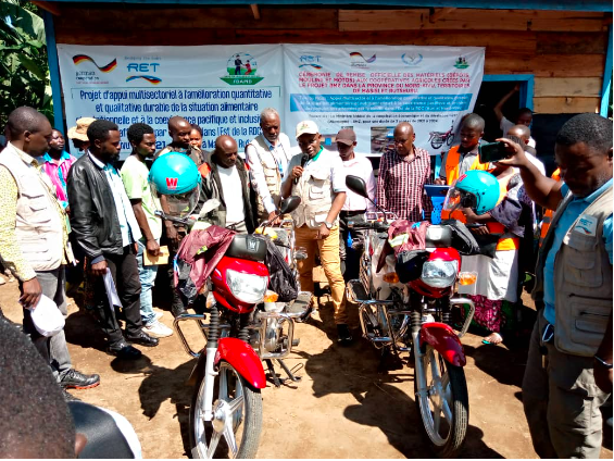 Fdapid2022's tweet photo. Remise officielle du dépôt, moulin et motos du projet RET et FDAPID.
Site web: https://t.co/YlPy9kcL75
Twitter: @Fdapid2022
#FDAPID @BatundiV @TMalira @DesangesMayenga @arestarko84941 @JbTsongo50782 @ffcrdc @innobuchu @Isaacgerm13 https://t.co/kcthqtq27L