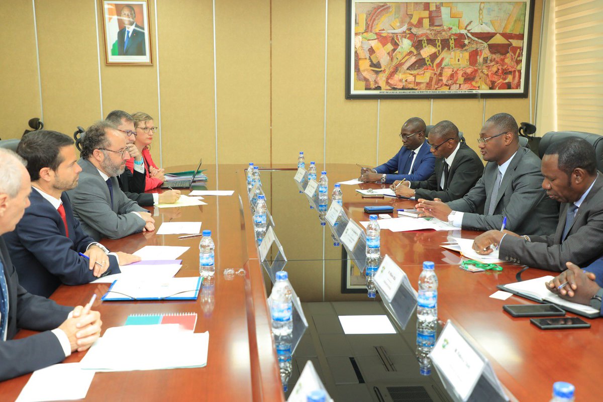 PelletJeremie's tweet image. Les politiques publiques solides sont financées par des ressources domestiques durables. Pour cela, @dgfip_officiel met à disposition de la Côte d’Ivoire ses compétences via @expertisefrance. Ensemble avec Jérôme Fournel à Abidjan dans ce cadre