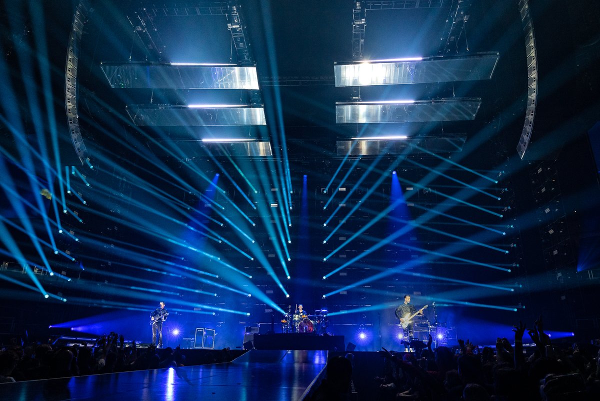 ClayPakyNews's tweet photo. 150 Xtylos on tour with Muse - British rock band #Muse has hit the road with its North American tour, “Will of the People,” on which more than 150 #Claypaky #Xtylos enhance the band’s post-apocalyptic staging non-stop. https://t.co/7aia8hAAaD https://t.co/Uv2jdT3VgG
