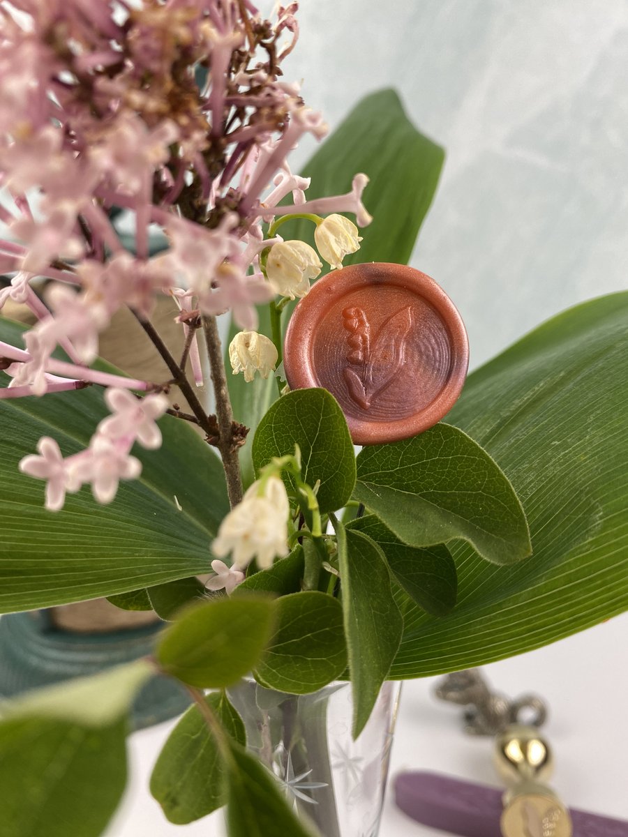 letterseals's tweet photo. If you tiptoe through the tulips, do you also lounge in the lilies? Today I created wax seals on florist wire to tuck into a bouquet of lily and lilac - creating a sweet accessory to the arrangement.
https://t.co/R02hHDynbs
#lilyofthevalley
#muguet
#florist
#LetterSeals https://t.co/NvpN19S7t5