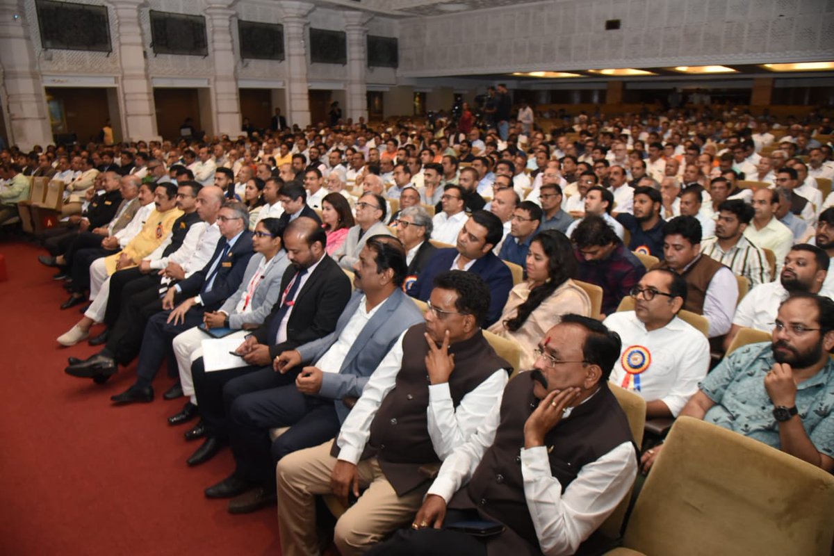 'व्यापारी एकता दिवस' म्हणून साजरा करण्यात आलेल्या या कार्यक्रमाला राज्याचे पर्यटन, महिला व बालकल्याण तसेच कौशल्य विकास मंत्री मंगल प्रभात लोढा, फेडरेशनचे अध्यक्ष जितेंद्र शाह, महासचिव प्रितेश शहा, मानद अध्यक्ष विनेश मेहता तसेच व्यापारी संघटनांचे प्रतिनिधी उपस्थित होते.