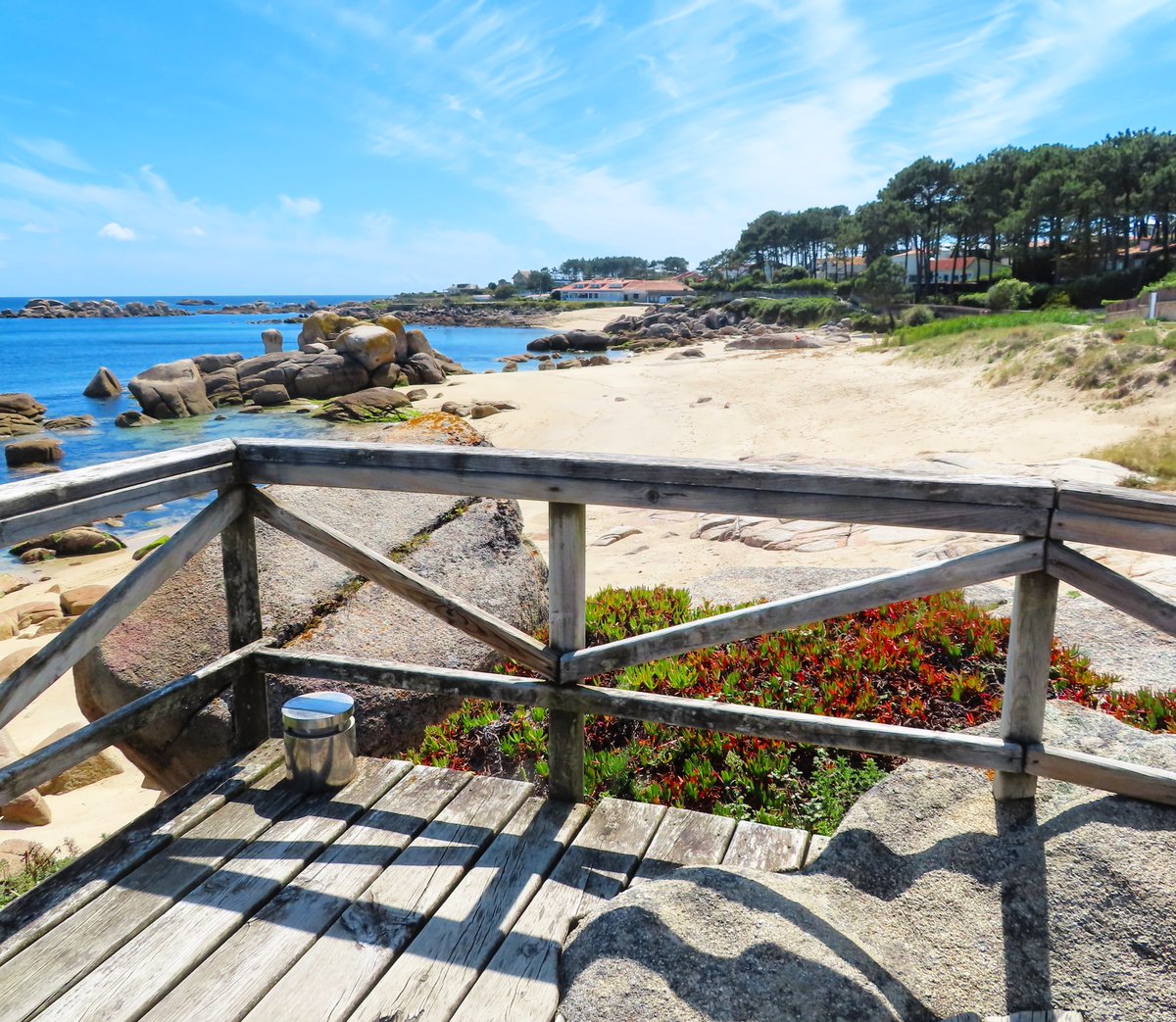 Turismo_Grove's tweet photo. Una ruta para disfrutar en familia, con amigos o en solitario 🚶♀️ ¿Conoces el paseo de madera de #PedrasNegras en #SanVicentedoMar? Sin duda uno de nuestros lugares favoritos 🩷 https://t.co/rlo3SvijNV
