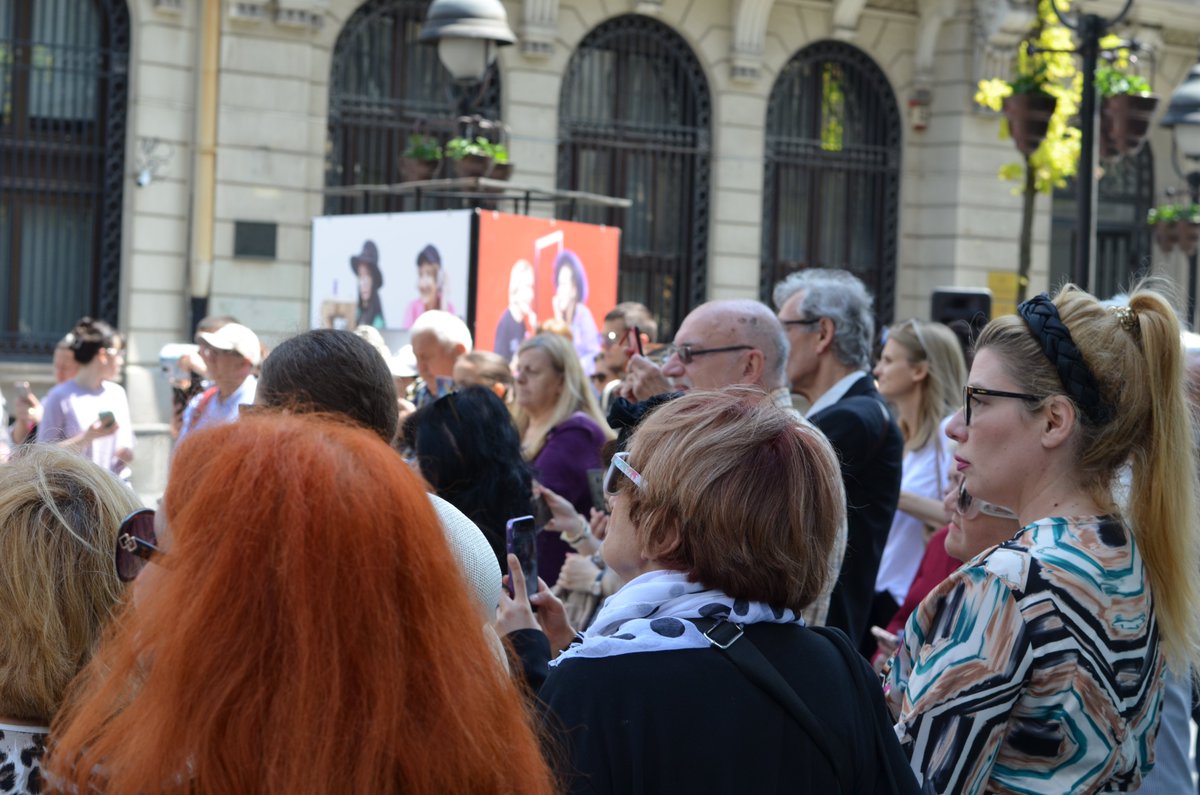 CentarHelpNet's tweet photo. Danas je zvanično otvorena ulična izložba fotografija u Knez Mihailovoj, kojom se promoviše međugeneracijska solidarnost @generacije , u okviru projekta koji sprovodimo sa @CKSrbije i mrežom #HUMANAS a finansira Evropska unija #EU @eusrbija 
Postavka izložbe je dostupna do 31.5. https://t.co/6kenWGb2kj