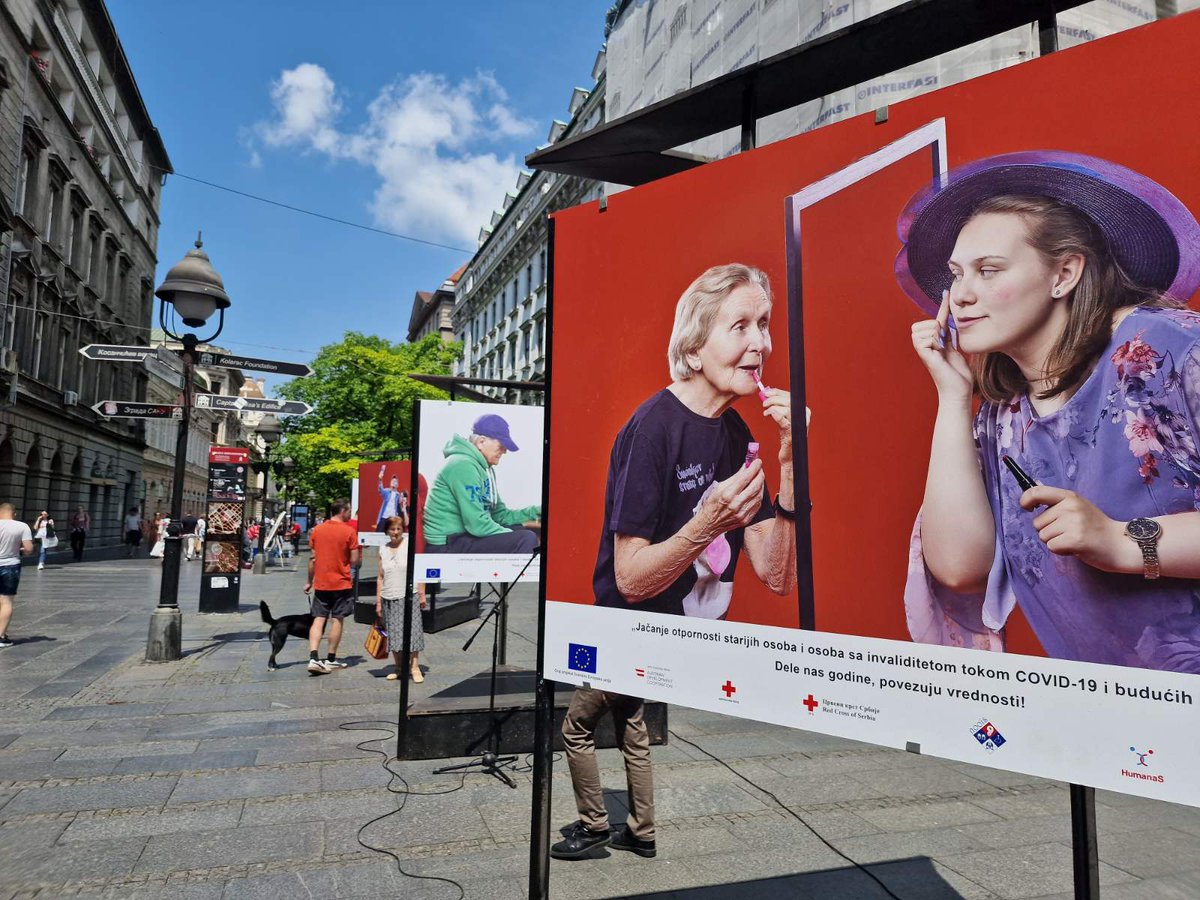 CentarHelpNet's tweet photo. Danas je zvanično otvorena ulična izložba fotografija u Knez Mihailovoj, kojom se promoviše međugeneracijska solidarnost @generacije , u okviru projekta koji sprovodimo sa @CKSrbije i mrežom #HUMANAS a finansira Evropska unija #EU @eusrbija 
Postavka izložbe je dostupna do 31.5. https://t.co/6kenWGb2kj