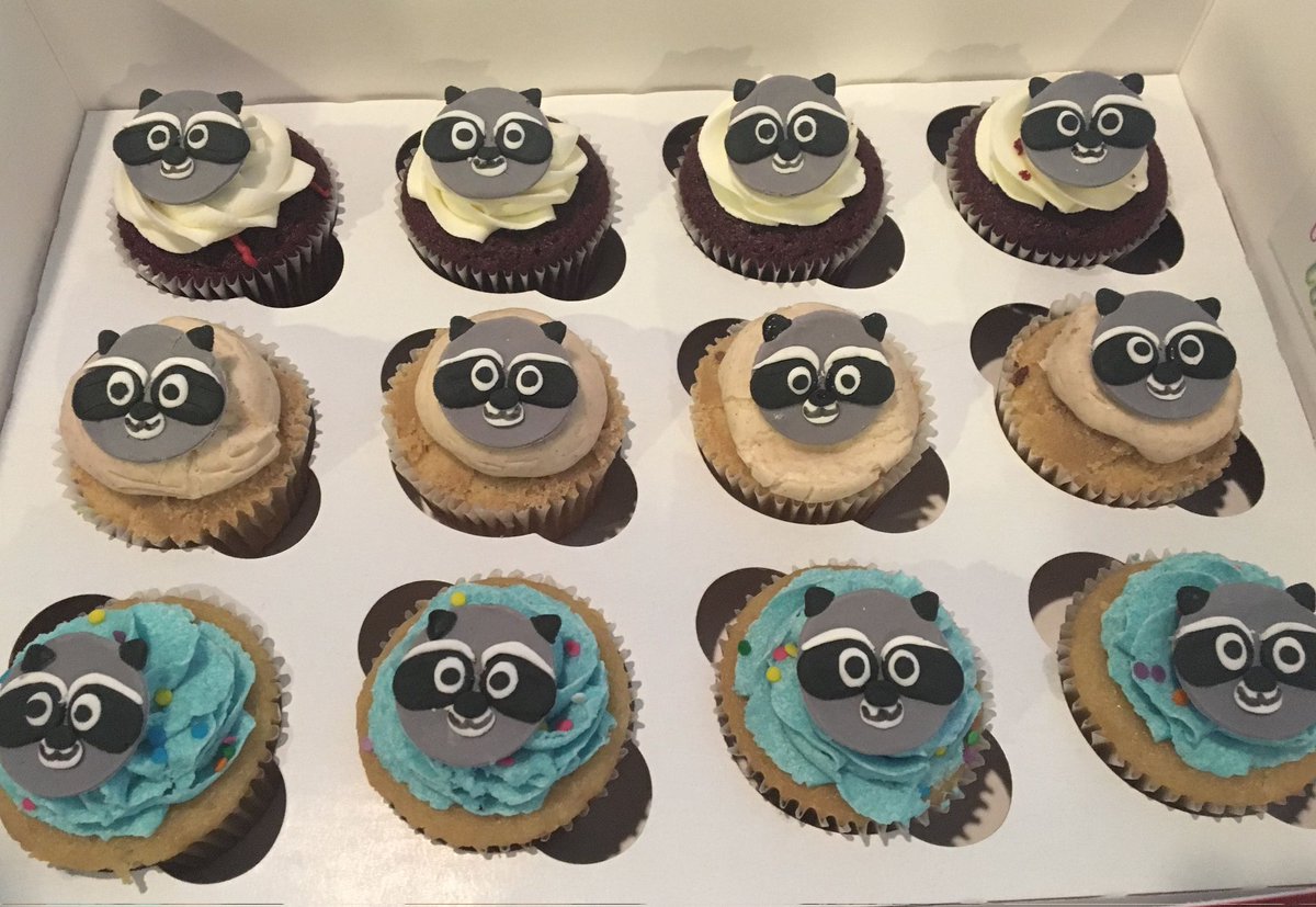 Lymus_Slyme's tweet photo. No aguanto más y como veo que has expuesto todo los regalitos que te han hecho menos el mío, la tarta que te hice, pues ten más regalos . Es otra tarta y uno Cupcake que hizo una chica llamada Alba creo...
@RocketFenix
#RocketParty https://t.co/VfSvTdEKkw