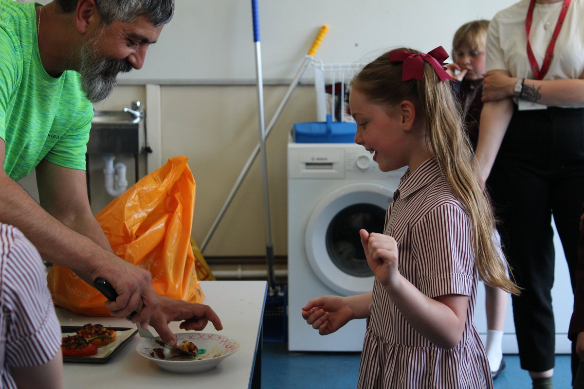 Year 5 learnt how to make Stuffed Peppers today, thanks to trained chef Mark teaching them tips & tricks along the way! They chopped, deseeded, stuffed and baked their peppers and finished with some taste testing and the overall result was a big thumbs up! 🫑👍
#healthyme #cook