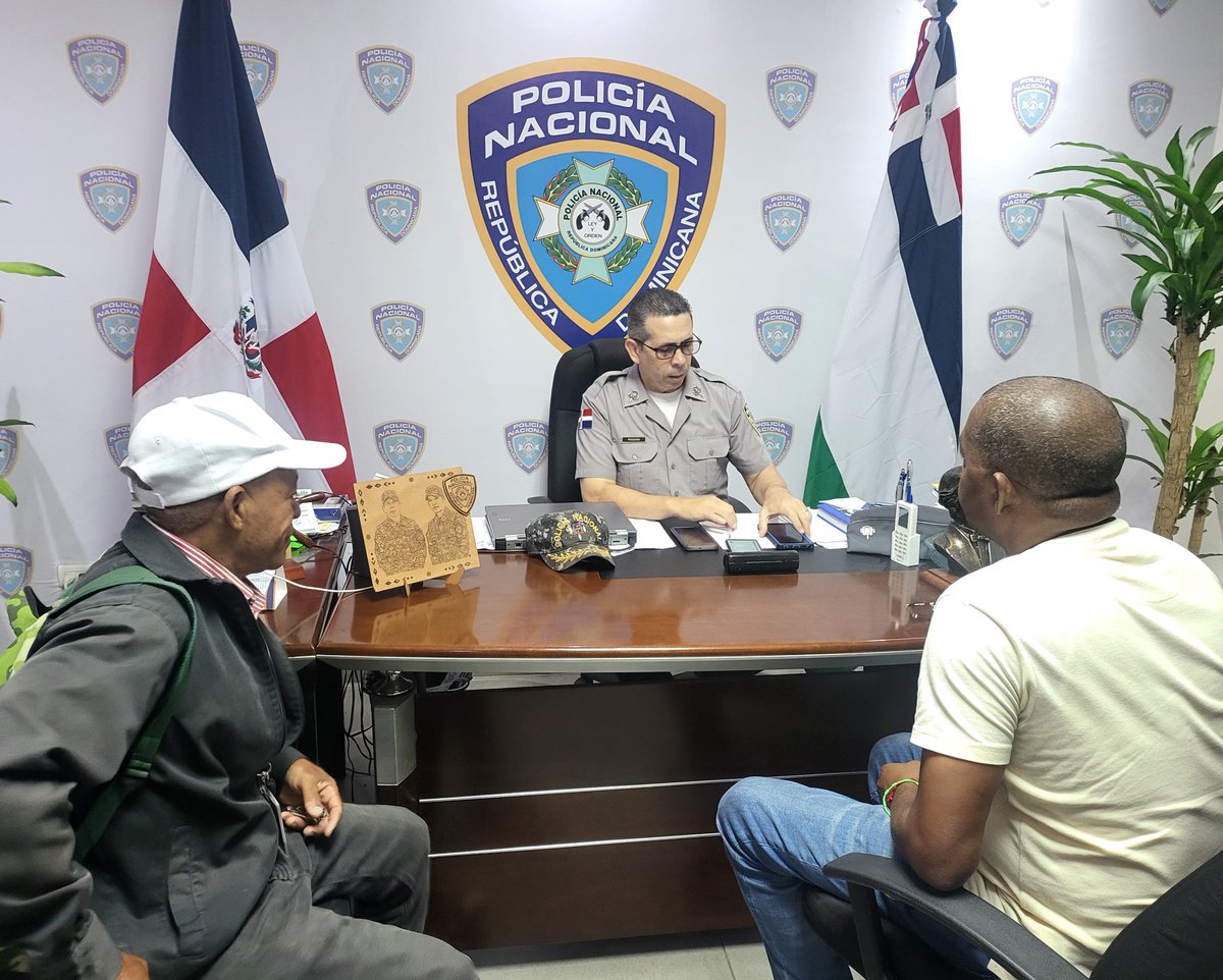 gabrielmercedez's tweet photo. Nuestro director de Comunicaciones Estratégicas de la @PoliciaRD coronel @pesqueiradiego recibe en su despacho a comunitarios que fueron @SoldelaMananaRD por @ZOLFM1065 con varios temas.

@MartinezPozo @laluzjose 

#PNteInforma #PNteEscucha 
@rd_policia https://t.co/4hFfwmiu4f