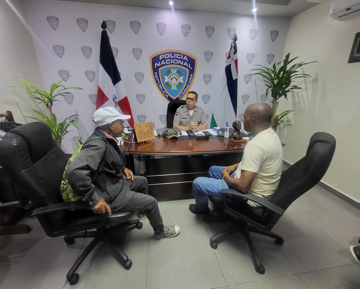 gabrielmercedez's tweet photo. Nuestro director de Comunicaciones Estratégicas de la @PoliciaRD coronel @pesqueiradiego recibe en su despacho a comunitarios que fueron @SoldelaMananaRD por @ZOLFM1065 con varios temas.

@MartinezPozo @laluzjose 

#PNteInforma #PNteEscucha 
@rd_policia https://t.co/4hFfwmiu4f