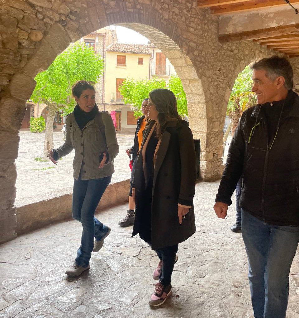 LauraVilagra's tweet photo. Avui hem visitat La Llacuna on la Mireia Sabaté i l'equip d'@accioxlallacuna ens han exposat les necessitats i problemàtiques principals del poble. Acció per La Llacuna tenen propostes sòlides per transformar la Llacuna. Perquè La Llacuna vol canvi, La Llacuna vol acció! https://t.co/o8hnacZHpW