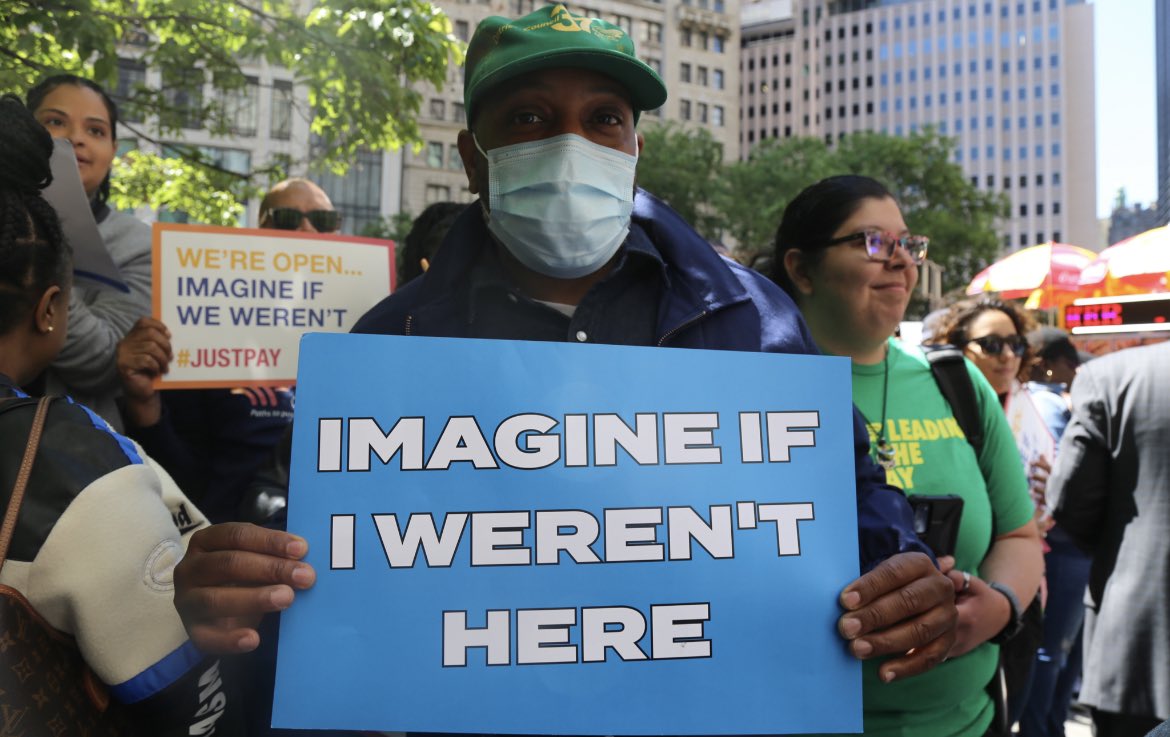 Human services workers show up every day to make sure that other New Yorkers are fed, housed, and cared for, often while earning poverty-level wages themselves.
 
#JustPay is a fundamental right they deserve, and what our huge crowd is demanding outside City Hall this morning!