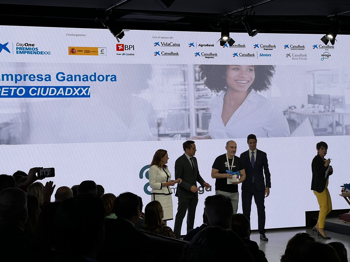 EmprendeXXI_'s tweet photo. Ana Díez @caixabank José Bayón @enisa, Daniel Caballero @caixabank dan el premio a la ganadora de #RetoCiudadXXi. 
 ¡Enhorabuena de nuevo @BemyVega!👏🏼

#PremiosEmprendeXXI #DayOneInnovationSummit https://t.co/cyChtpNRMq
