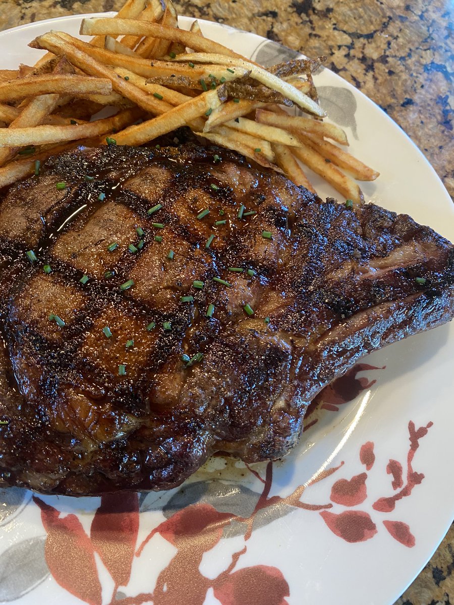 justindavis_24's tweet photo. Lunch today is a bone in ribeye cooked medium rare served with fresh cut fries double cooked in beef tallow https://t.co/KIA9gTkiBa