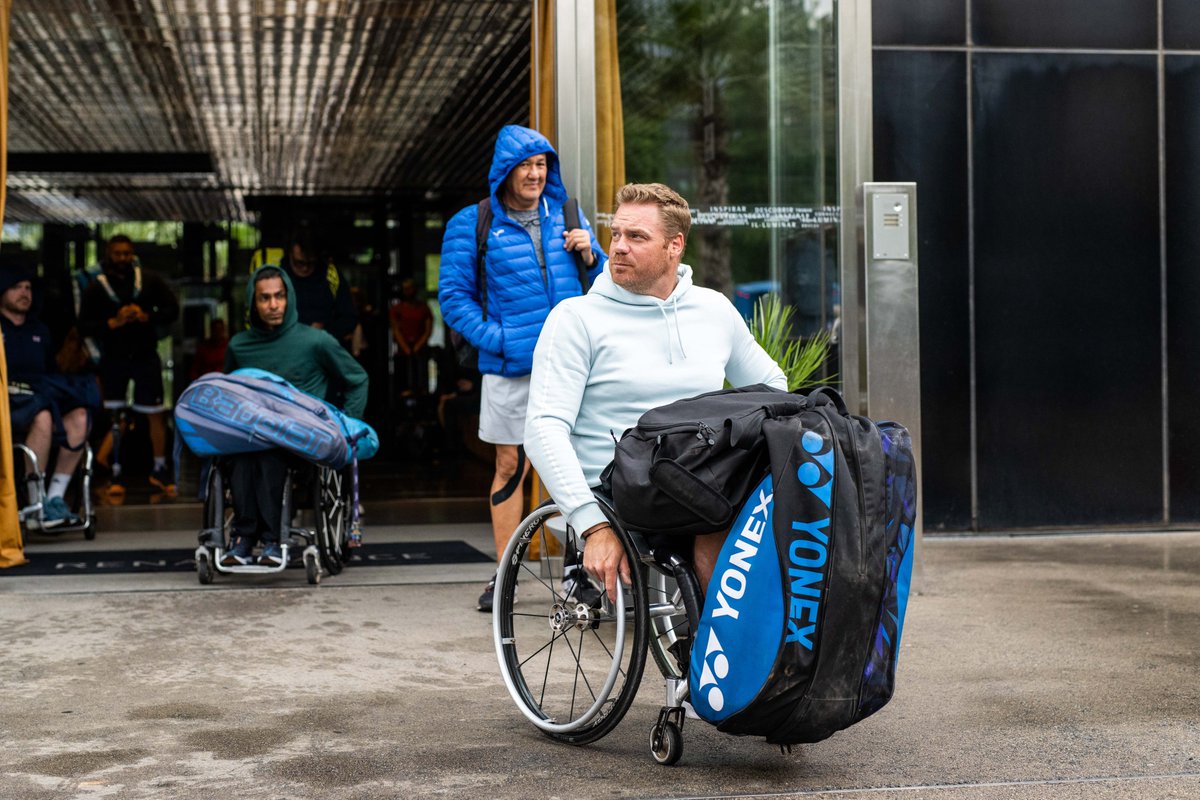 ☔️🌧️ Primer día de lluvia en la historia del  #TRAMBarcelonaOpen. Suspendidos todos los partidos de la segunda jornada a causa de la lluvia

¡No nos para nada! Seguimos con nuestra sonrisa y retomamos mañana la competición 🎾♿️🌍

#mouellimit #CruyffLegacy #ITF1