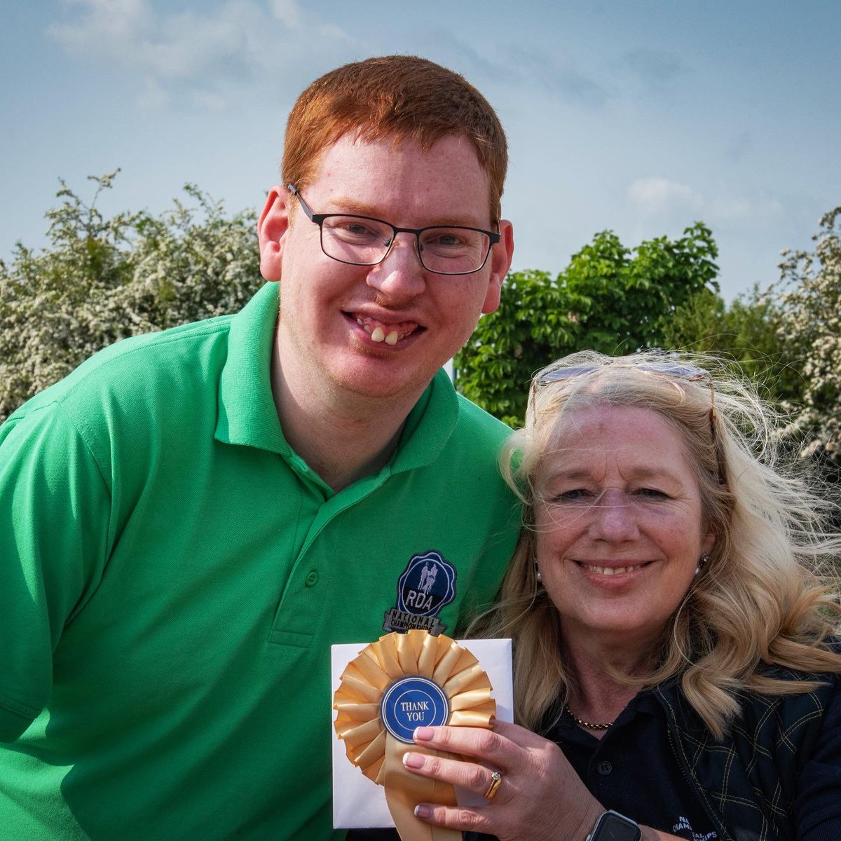 TheParaRiderMD's tweet photo. Getting my golden โthank youโ rosette makes my volunteering experience so fabulous alongside Emma ๐
#RegionalQualifiers #Volunteering #NorthMidlands #TeamRDA #RDA #Teamwork #Rewarding #TransformingLives
๐ท @nigekirby
@RDAnational l @Equinearenas https://t.co/8cUIHpJruI