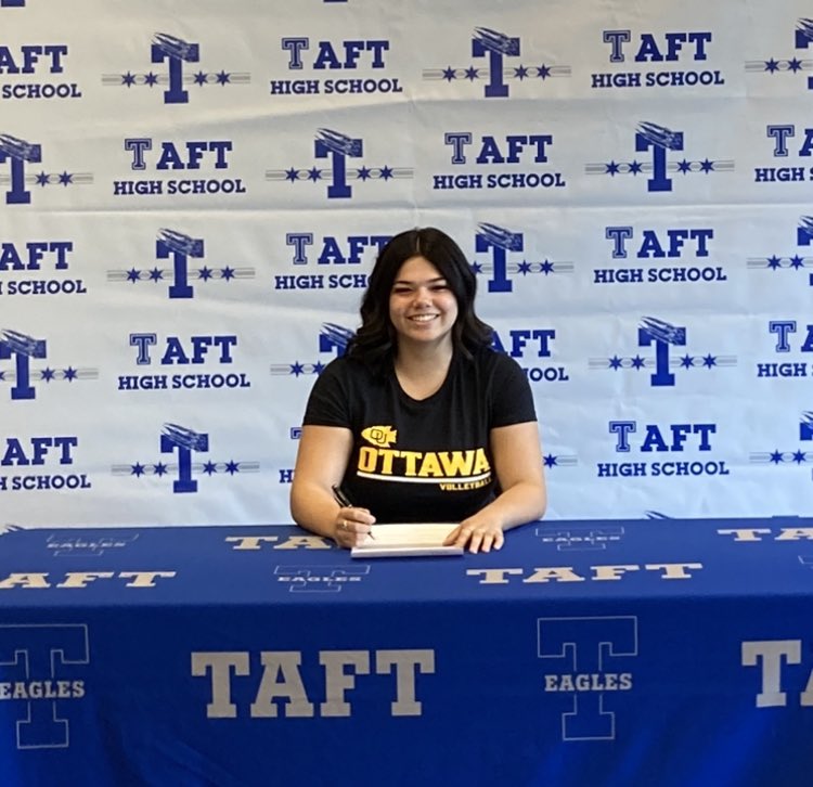 TaftFootballChi's tweet photo. First up, our managers. For the past 2 seasons these girls have shown up in the off-season to help with inventory and make sure we are always prepared. Their help during practices and games, running the clock, helping with water and game day ops has been invaluable.
1 of 2 https://t.co/tiWYFW7zU4