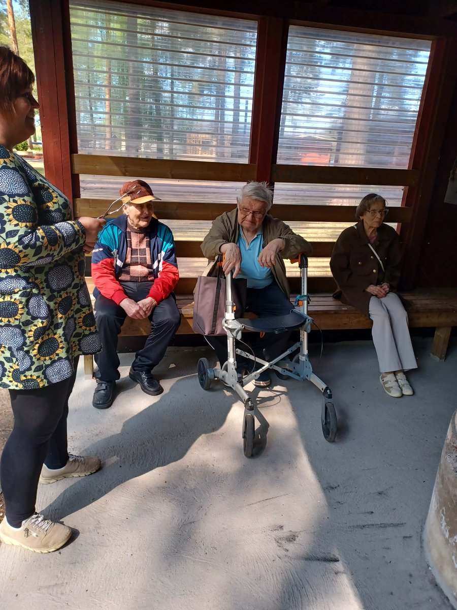 TiinaHankala's tweet photo. Torstai on toivoa täynnä. Toukokuumme jatkuu retkeilyn merkeissä. Mentiin Toivolansaareen makkaranpaistoon retkeilemään. Haluamme kotihoitona luoda arkeen merkityksellisiä hetkiä! #ikaalinen #pirha #kotihoito #tärkeintäonihminen #onneaonkotihoito https://t.co/QzSkXV8BHf