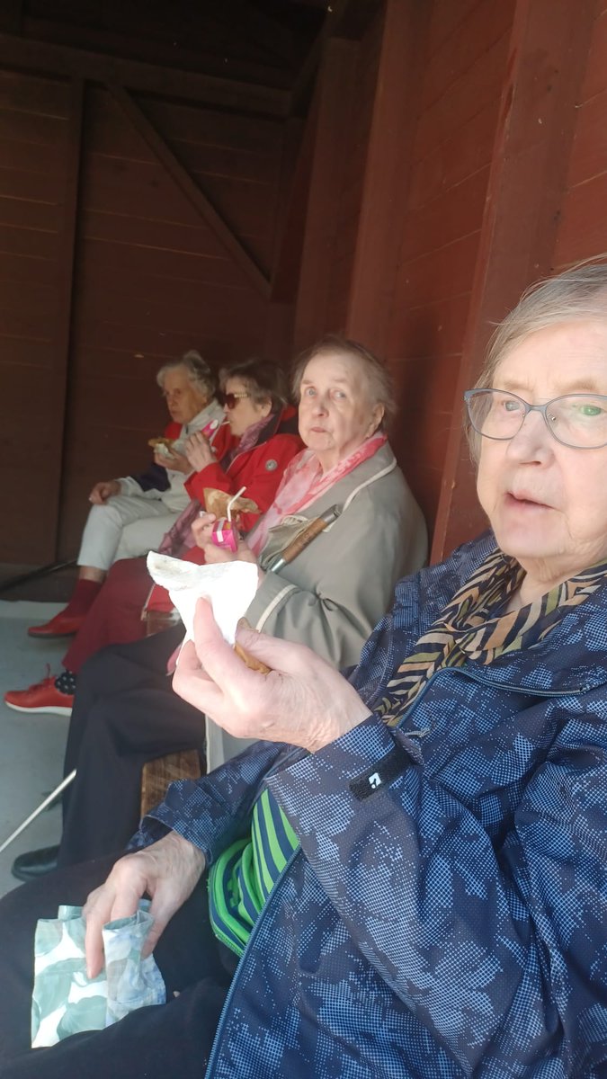 TiinaHankala's tweet photo. Torstai on toivoa täynnä. Toukokuumme jatkuu retkeilyn merkeissä. Mentiin Toivolansaareen makkaranpaistoon retkeilemään. Haluamme kotihoitona luoda arkeen merkityksellisiä hetkiä! #ikaalinen #pirha #kotihoito #tärkeintäonihminen #onneaonkotihoito https://t.co/QzSkXV8BHf