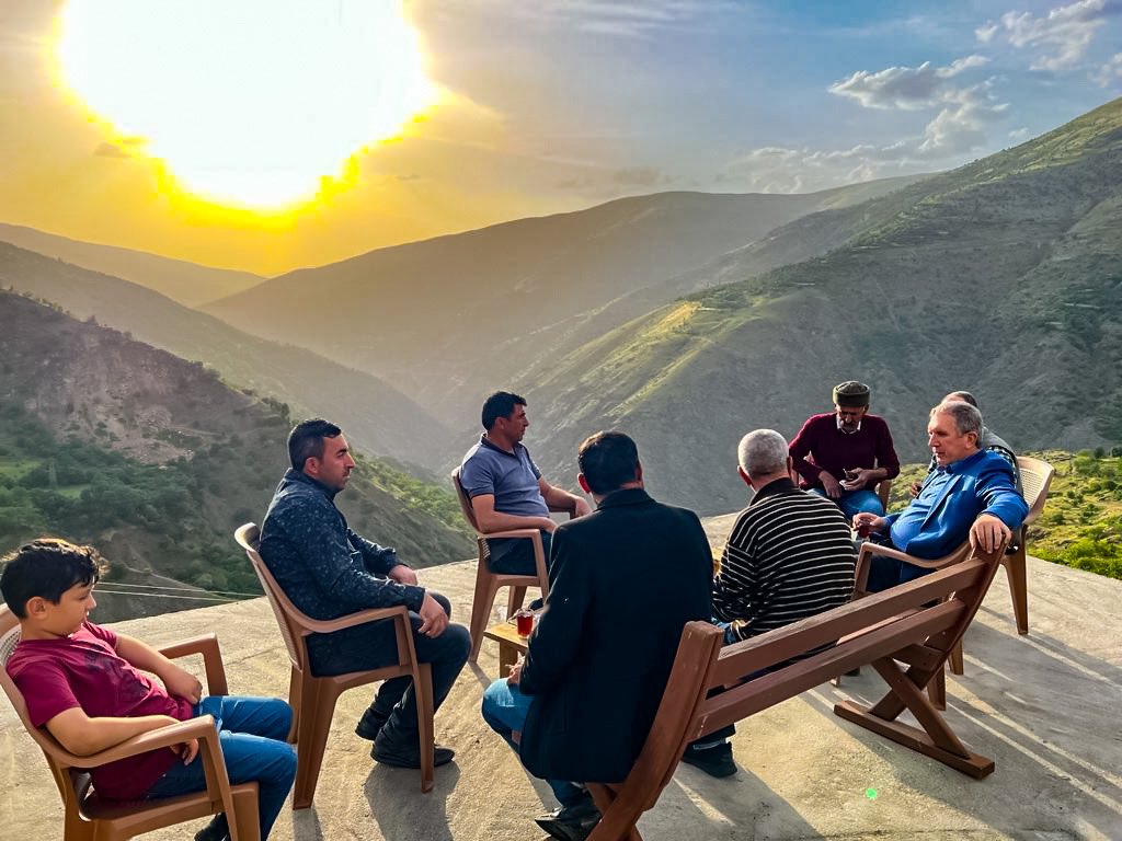 cungusbelediye's tweet photo. #Avut mahallemizin manzarası bir başka…🌞🌄
Belediye Başkanımız Sayın Ali Suat AKMEŞE, #Avut mahallemiz ile araya gelerek sohbet ve söyleşilerde bulunuldu…☺️🙏🏻
@RTErdogan @mehmetozhaseki @aliihsansu_ @abdullahciftci7 @GalipEnsarioglu @mehmetsaityaz @Kepoluasuna @akmeseasuat https://t.co/pHXqcTAoWi
