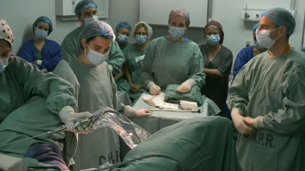 ASSEcomunica's tweet photo. Operación inédita en Uruguay:
Cirugía de Transposición Uterina en el #HospitalDeLaMujer del CHPR, en esfuerzo conjunto con @Udelaruy  y @PeluffoGiguens, contando con la experticia del reconcido oncólogo y ginecólogo brasileño @reitanribeiro 
#OrgullososDeNuestrosEquipos💪
🧵👇 https://t.co/BGze6hxYQ7