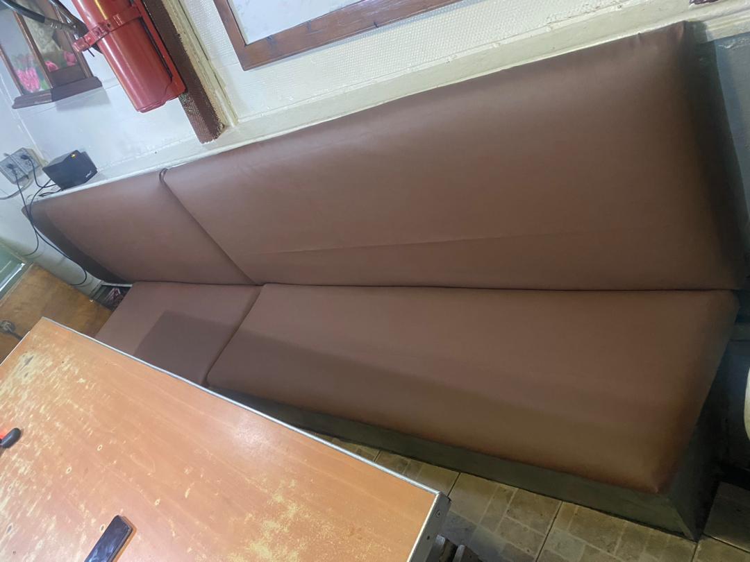 Se efectúo trabajo de tapizado con tela (semi cuero) a los muebles de la cámara de sargentos y marinería, mejorando el estado de presentación de la unidad

#SOYBICENTENARIO
#GUARDACOSTASSOMOSTODOS
#EPICABICENTENARIA