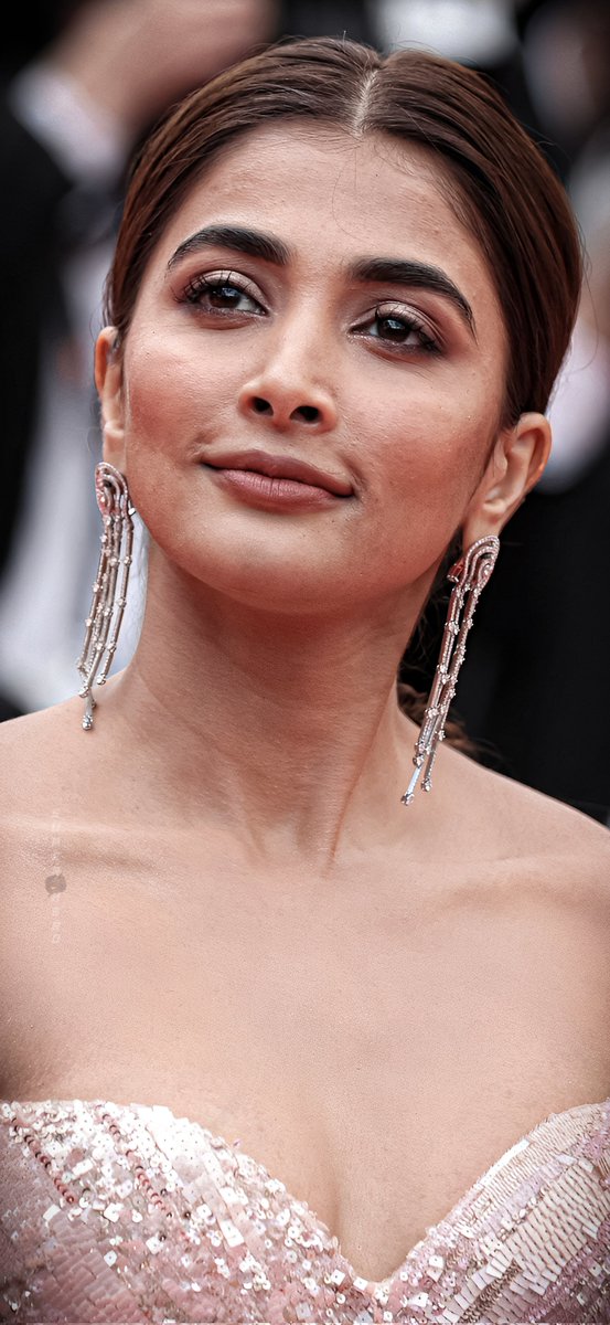 Taboo mom caption on Twitter "RT midnightbaba Kasi Poo 🔥 PoojaHegde"